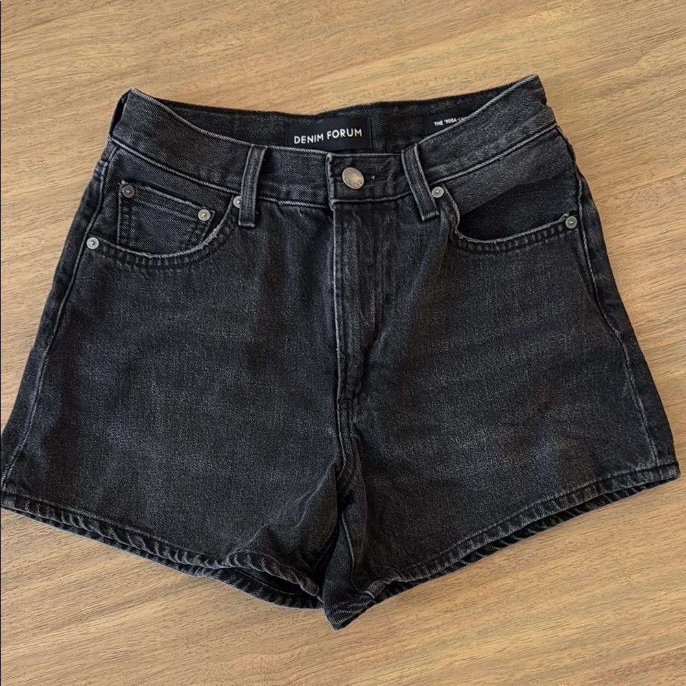 Denim Forum 90s A-line hi thigh short in black